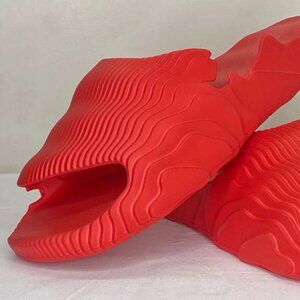 The Auracles Men’s Slides Red Size 12 King of Hearts Slip-On Foam Cushioned